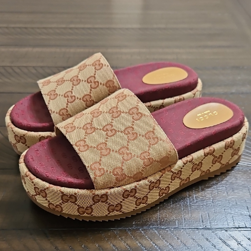 NWOT Gucci Beige Monogram Platform Slides with Burgundy Footbed